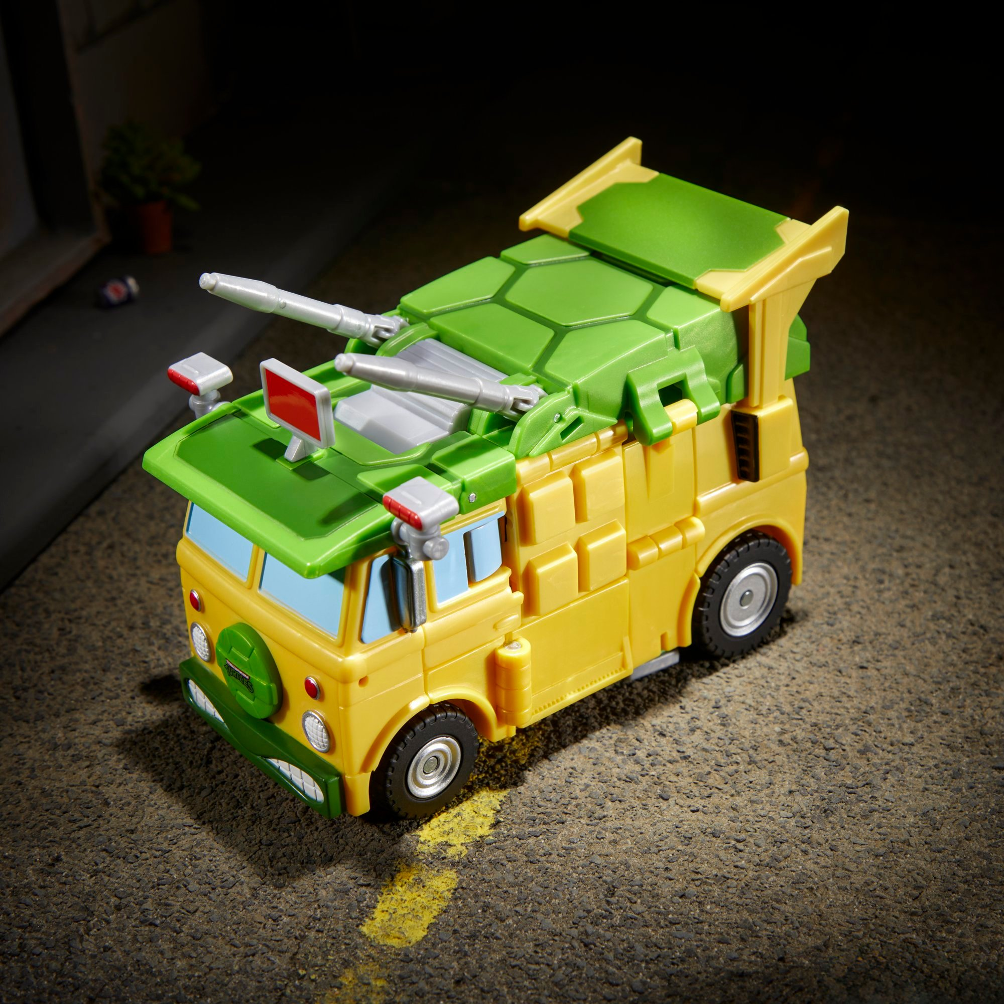 Transformers Collaborative Teenage Mutant Ninja Turtles x Transformers Party Wallop Figure